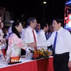 Chủ tịch nước Lương Cường với các đại biểu dự chương trình cầu truyền hình chính luận nghệ thuật với chủ đề “Vang mãi khúc khải hoàn” tại điểm cầu Thành phố Hồ Chí Minh. (Ảnh: Lâm Khánh/TTXVN)