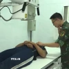 Bác sỹ Bệnh xá Đảo Song Tử Tây đang thăm khám cho bệnh nhân Đặng Ân. (Ảnh: TTXVN phát)