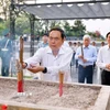 Chủ tịch Quốc hội Trần Thanh Mẫn dâng hoa, dâng hương tri ân các Anh hùng liệt sỹ tại Nghĩa trang Liệt st4 quốc gia Đường 9. (Ảnh: Doãn Tấn/TTXVN)