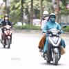 Người dân bịt kín mặt khi tham gia giao thông trong những ngày nắng nóng. (Ảnh: Lê Đông/TTXVN)