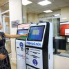 Người dân Hà Nội lấy số thứ tự xếp hàng làm thủ tục hành chính. (Ảnh: Tuấn Anh/TTXVN)