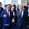 Thủ tướng Chính phủ Phạm Minh Chính cùng Tổng Thư ký Liên hợp quốc António Guterres đến cuộc gặp gỡ báo chí Lễ mở ký và Hội nghị cấp cao Công ước của Liên hợp quốc về Chống tội phạm mạng. (Ảnh: Dương Giang/TTXVN)
