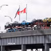 Vận chuyển xe ôtô từ Mỹ qua cầu biên giới Lewiston-Queenston vào Canada, ngày 9/4/2025. (Ảnh minh họa: THX/TTXVN)