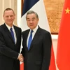 Bộ trưởng Ngoại giao Trung Quốc Vương Nghị và Cố vấn ngoại giao của Tổng thống Pháp Emmanuel Bonne. (Nguồn: Xinhua)