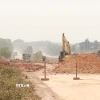 Các phương tiện thi công cao tốc Vạn Ninh-Cam Lộ qua huyện Vĩnh Linh (Quảng Trị). (Ảnh: Nguyên Lý/TTXVN)