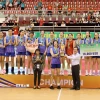 Ban Tổ chức trao cúp vô địch cho đội Việt Nam. (Ảnh: Đức Phương/TTXVN)