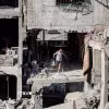 Tòa nhà bị phá hủy sau cuộc không kích của Israel tại Gaza. (Ảnh: THX/TTXVN)