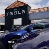 Ôtô điện của hãng Tesla tại cửa hàng ở San Mateo, California, Mỹ. (Ảnh: THX/TTXVN)