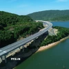 Dự án cao tốc Vũng Áng-Bùng với những cây cầu vượt hồ, vượt núi đã trở thành điểm nhấn ấn tượng, hòa quyện công trình giao thông với cảnh quan tự nhiên. (Ảnh: Quốc Khánh/TTXVN)