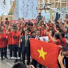 Đại sứ Trịnh Đức Hải (đeo cà vạt đỏ) hòa cùng không khí hân hoan trong ngày vui của cộng đồng. (Ảnh: Ngọc Hiệp/TTXVN)