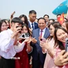 Học sinh, sinh viên Việt Nam tại Trung Quốc đón Thủ tướng Phạm Minh Chính. (Ảnh: Dương Giang/TTXVN)