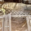 Mái che căn hộ chung cư đổ sập sau vụ cháy. (Ảnh: Linh Sơn/TTXVN)