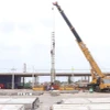 Công nhân tiến hành thi công ép cọc tại dự án nâng cấp, mở rộng Cảng hàng không Cà Mau. (Ảnh: Tuấn Phi/TTXVN)