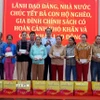 Phó Chủ tịch Quốc hội Trần Quang Phương tặng quà cho hộ nghèo, gia đình chính sách khó khăn trên địa bàn phường Đức Phổ. (Ảnh: Lê Phước Ngọc/TTXVN)