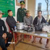 Các thuyền viên tàu cá QB33180-TS đã được đưa vào bờ an toàn. (Ảnh: TTXVN phát)