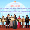 Tổng Biên tập Tạp chí Hương Việt Phạm Khánh Nam nhận bằng khen của Bộ Ngoại giao vì đã có thành tích xuất sắc trong công tác xây dựng phát triển cộng đồng người Việt ở nước ngoài, hướng về quê hương đất nước. (Ảnh: TTXVN)