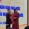 Thống đốc Ngân hàng Nhà nước Nguyễn Thị Hồng trao quyết định điều động, bổ nhiệm giữ chức Phó Thống đốc Ngân hàng Nhà nước Việt Nam đối với ông Nguyễn Ngọc Cảnh. (Ảnh: Lê Phương/TTXVN)
