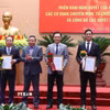 Phó Bí thư Thường trực Thành ủy Hà Nội Nguyễn Văn Phong trao quyết định điều động cán bộ. (Ảnh: Văn Điệp/TTXVN)
