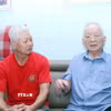 Cụ Biện Văn Bành (phải) chia sẻ quá trình tham gia cách mạng của mình với ông Chu Văn Phái, Chủ tịch Chi hội Cựu chiến binh khu phố 17, phường Tân Bình. (Ảnh: Xuân Khu/TTXVN)