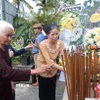 Thân nhân các nạn nhân vụ thảm sát dâng hương. (Ảnh: Đinh Hương/TTXVN)