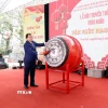Phó Chủ tịch UBND tỉnh Hải Dương Nguyễn Minh Hùng đánh trống khai hội. (Ảnh: Mạnh Tú/TTXVN)