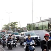 Phương tiện xếp hàng dài, di chuyển chậm qua các nút giao trên Quốc lộ 1, đoạn từ nút giao với đường Nguyễn Văn Linh đến đường Nguyễn Hữu Trí. (Ảnh: Tiến Lực/TTXVN)