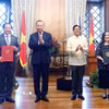 Tổng Bí thư, Chủ tịch nước Tô Lâm và Tổng thống Philippines Ferdinand Romualdez Marcos Jr. chứng kiến lễ trao các văn kiện hợp tác giữa hai nước. (Ảnh: Thống Nhất/TTXVN)
