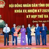 Ông Nguyễn Hồng Dương (thứ 2, từ trái sang) được bầu giữ chức Phó Chủ tịch HĐND tỉnh. (Ảnh: Văn Đức/TTXVN)