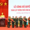 Lãnh đạo Quân khu 5 tặng hoa chúc mừng Ban Giám hiệu nhà trường. (Nguồn: Báo Đà Nẵng)