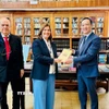Đại sứ Dương Hải Hưng trao tặng sách cho Thứ trưởng Bộ Văn hóa Síp, bà Vasiliki Kassianidou. (Ảnh do Đại sứ quán cung cấp/TTXVN phát)