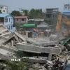 Lực lượng cứu hộ tìm kiếm người mất tích sau trận động đất tại Mandalay, Myanmar. (Ảnh: THX/TTXVN)