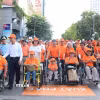 Các đại biểu cùng đông đảo người dân Thành phố Hồ Chí Minh tham gia đi bộ đồng hành "Vì nạn nhân chất độc da cam." (Ảnh: Thanh Vũ/TTXVN)