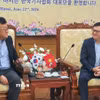 Ông Lê Quốc Minh, Ủy viên Trung ương Đảng, Tổng Biên tập Báo Nhân Dân, Phó Trưởng Ban Tuyên giáo và Dân vận Trung ương, Chủ tịch Hội Nhà báo Việt Nam làm việc với ông Park Jong Hyun (bên trái), Chủ tịch Hội Nhà báo Hàn Quốc. (Ảnh: Nguyễn Trọng Lịch/TTXVN)