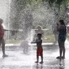 Người dân tránh nóng bên đài phun nước. (Ảnh minh họa: THX/TTXVN phát)