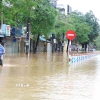 Đợt mưa lũ cuối tháng 10 và đầu tháng 11 khiến nhiều tuyến đường ở thành phố Huế bị ngập nước. (Ảnh: Nguyên Lý/TTXVN)
