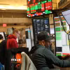 Hoạt động tại sàn giao dịch chứng khoán New York, Mỹ. (Ảnh: THX/TTXVN)