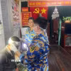 Băng bó vết thương cho ngư dân. (Ảnh: TTXVN phát)