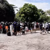 Tiếp nhận 137 công dân Việt Nam do phía Campuchia trao trả. (Ảnh: TTXVN phát)