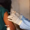 Nhân viên y tế tiêm vaccine phòng Ebola cho người dân tại Bulape, CHDC Congo. (Ảnh: THX/TTXVN)