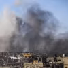 Khói bốc lên sau cuộc không kích của Israel xuống Dải Gaza. (Ảnh: THX/TTXVN)