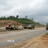 Các phương tiện lưu thông trên đoạn đường thuộc Dự án xây dựng đường cao tốc Hòa Liên-Túy Loan. (Ảnh: Quốc Dũng/TTXVN)