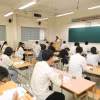 Các thí sinh tại điểm thi Trường THPT Nguyễn Gia Thiều (Long Biên, Hà Nội). (Ảnh: Thành Phương/TTXVN)