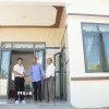Một gia đình chính sách vui mừng khi chuyển về ngôi nhà mới được xây dựng kiên cố nhờ sự hỗ trợ kinh phí từ các nhà hảo tâm. (Ảnh: Đinh Hương/TTXVN)