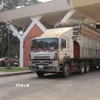 Những đoàn xe chở nông sản đầu tiên đã chính thức được thông quan sau 3 ngày chờ đợi. (Ảnh: Thanh Tân/TTXVN)