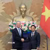 Phó Chủ tịch Quốc hội Nguyễn Doãn Anh và Chủ nhiệm Ủy ban Quốc phòng và các Lực lượng vũ trang Hạ viện Pháp Jean-Michel Jacques. (Ảnh: Tuấn Anh/TTXVN)