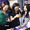 Nhà bán hàng tìm hiểu sản phẩm từ nhà cung cấp tại sự kiện. (Ảnh: Hương Giang/TTXVN)