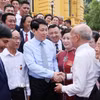 Chủ tịch nước Lương Cường với các nghệ nhân làng nghề tiêu biểu toàn quốc. (Ảnh: Lâm Khánh/TTXVN)