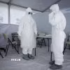 Nhân viên y tế làm việc tại khu vực điều trị cho bệnh nhân nhiễm Ebola tại Uganda. (Ảnh: AFP/TTXVN)