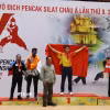 Ban tổ chức trao huy chương cho các vận động viên tham gia thi đấu. (Ảnh: Hoàng Ngà/TTXVN)