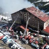 Hiện trường vụ cháy khách sạn trong khu nghỉ dưỡng trượt tuyết Kartalkaya thuộc tỉnh Bolu, Tây Bắc Thổ Nhĩ Kỳ, ngày 21/1/2025. (Ảnh: THX/TTXVN)